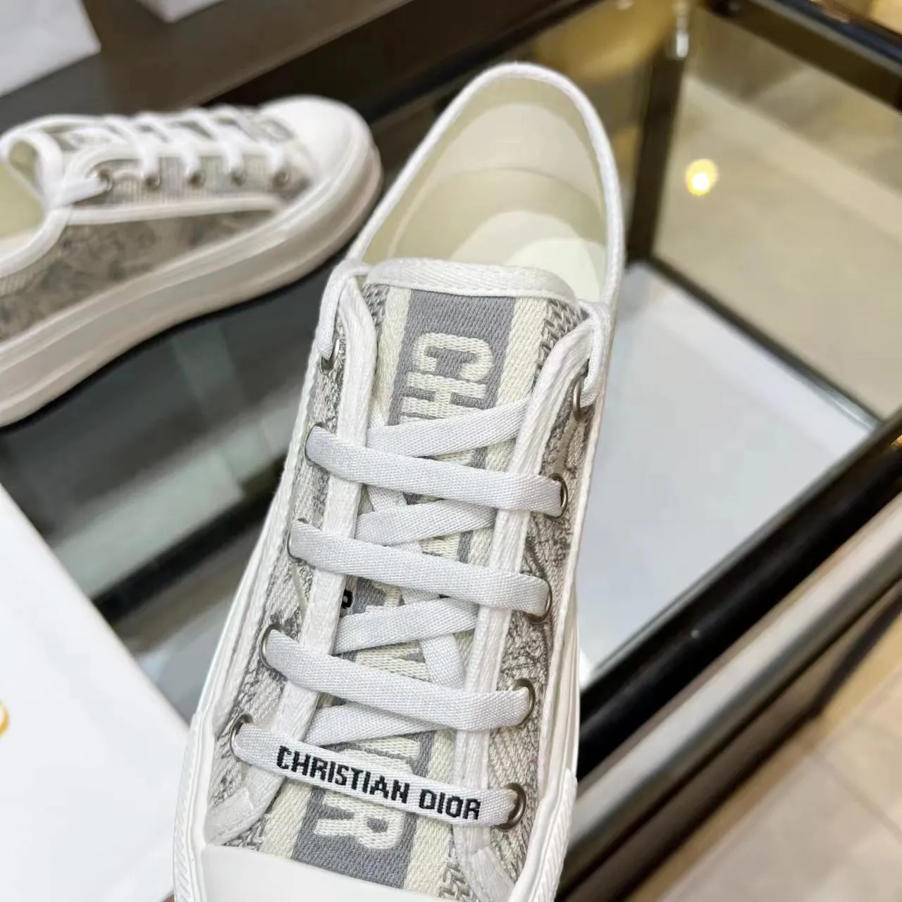 👟👟Ex-factory price 520👟👟 Walk‘n’Dior embroidered mid-top casual shoes are new in 2025. On the fashion stage, Dior embroidered shoes are the well-deserved protagonist. Delicate stitching is used on the upper, every stitch is devoted to the craftsman's efforts, and every thread is woven with artistic poetry. From complex floral patterns to smart geometric textures, embroidery is like the magic that gives shoes life, allowing them to show dynamic beauty even in static conditions.   Wearing Dior embroidered shoes feels like stepping into a dream world full of art. It is not only a pair of shoes, but also a walking piece of art that perfectly integrates fashion and culture. Whether you are strolling on the bustling city streets or attending important social occasions, Dior embroidered shoes can add unique charm to your style and become the focus of everyone's attention.   Choosing Dior embroidered shoes means choosing a persistent pursuit of quality and a unique understanding of fashion. Let it accompany you through every wonderful moment and leave your own fashion mark.  Material: Sheepskin lining, feet, silk cowhide, size 35-41, heel height 5cm